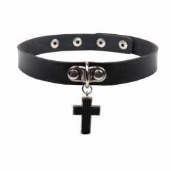 Elegantný čierny obojok s koženým krížikom vsadeným v kove, BDSM