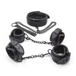 BDSM obmedzovacia sada Sexys, ktorá sa skladá z čiernych polstrovaných pút a kovových reťazí. Súprava je navrhnutá na fixáciu končatín a krku.