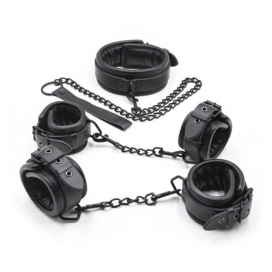 BDSM omezovací sada Sexys, která se skládá z černých polstrovaných pout a kovových řetězů. Souprava je navržena pro fixaci končetin a krku.